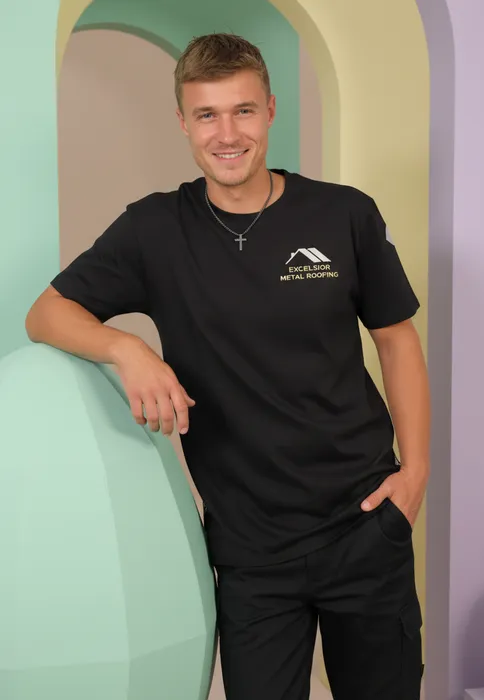 Un homme avec le logo de Toiture Éco Québec